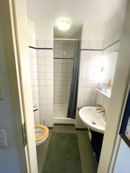 - Chilliges Zimmer In Dusseldorf Mit Balkon & Kuche; Big Tv And Bed - מראה חיצוני תמונה