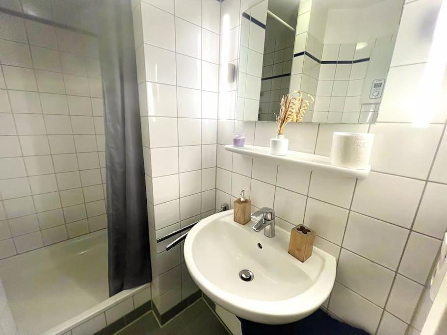 - Chilliges Zimmer In Dusseldorf Mit Balkon & Kuche; Big Tv And Bed - מראה חיצוני תמונה