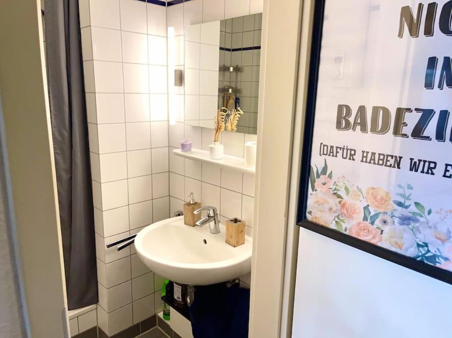 - Chilliges Zimmer In Dusseldorf Mit Balkon & Kuche; Big Tv And Bed - מראה חיצוני תמונה